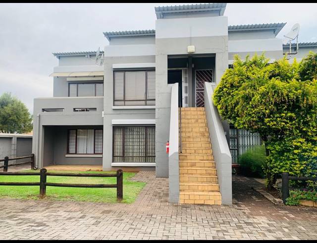 2 BEDROOM FLAT FOR SALE IN VANDERBIJLPARK SE 2